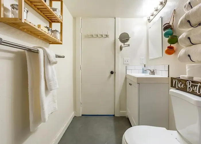 2br With Bbq & Parking Spring Fling Apartment *